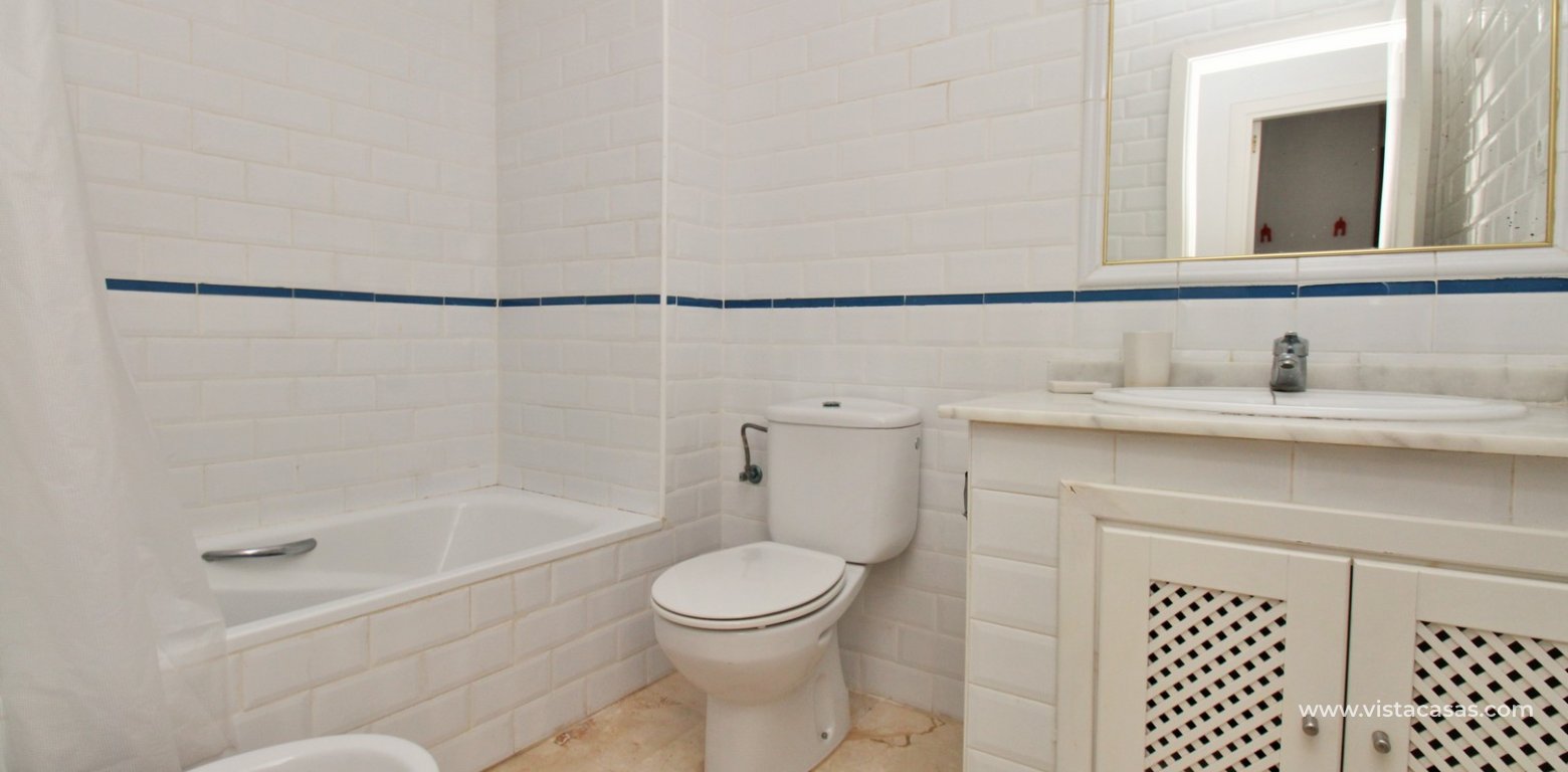 Top Floor Apartment with Garden For Sale in Pau 8 Villamartin bathroom