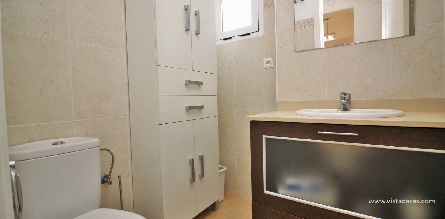 Ground floor apartment for sale in Jardin de Alba Villamartin bathroom
