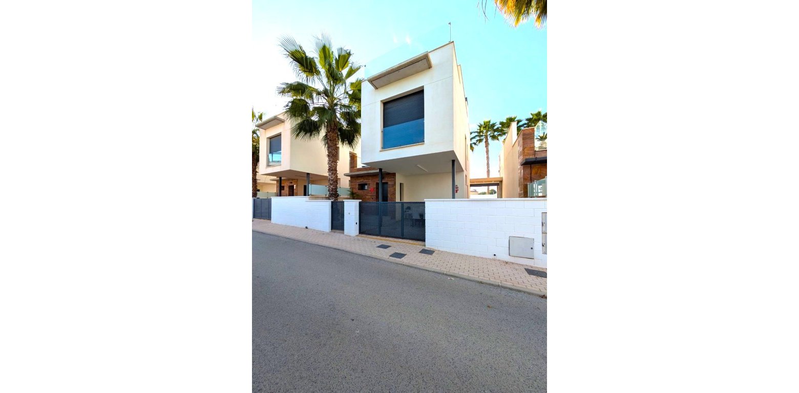Resale - Villa - Cabo Roig