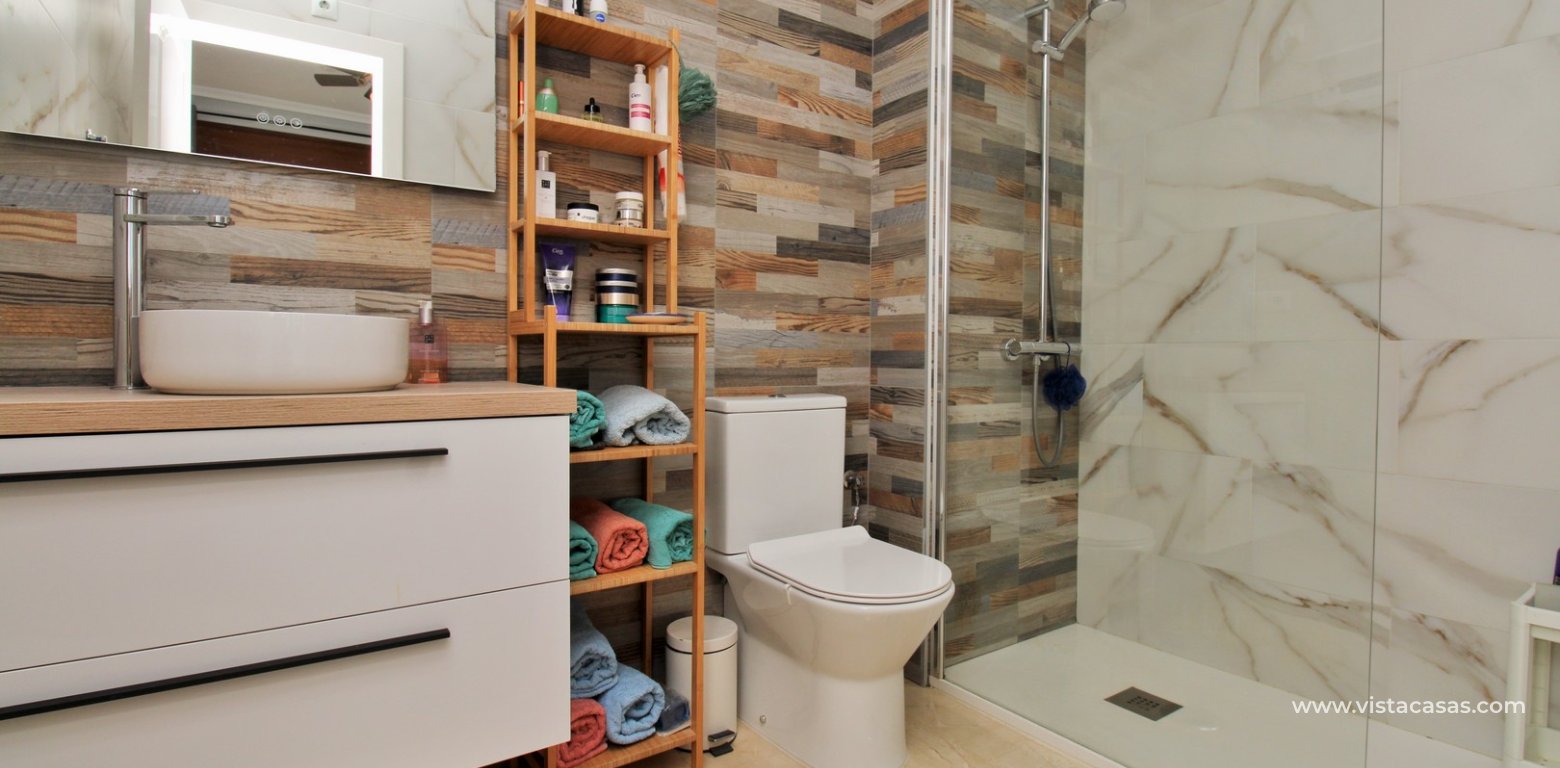 Townhouse for Sale in Oporto Golf Villamartin en-suite bathroom