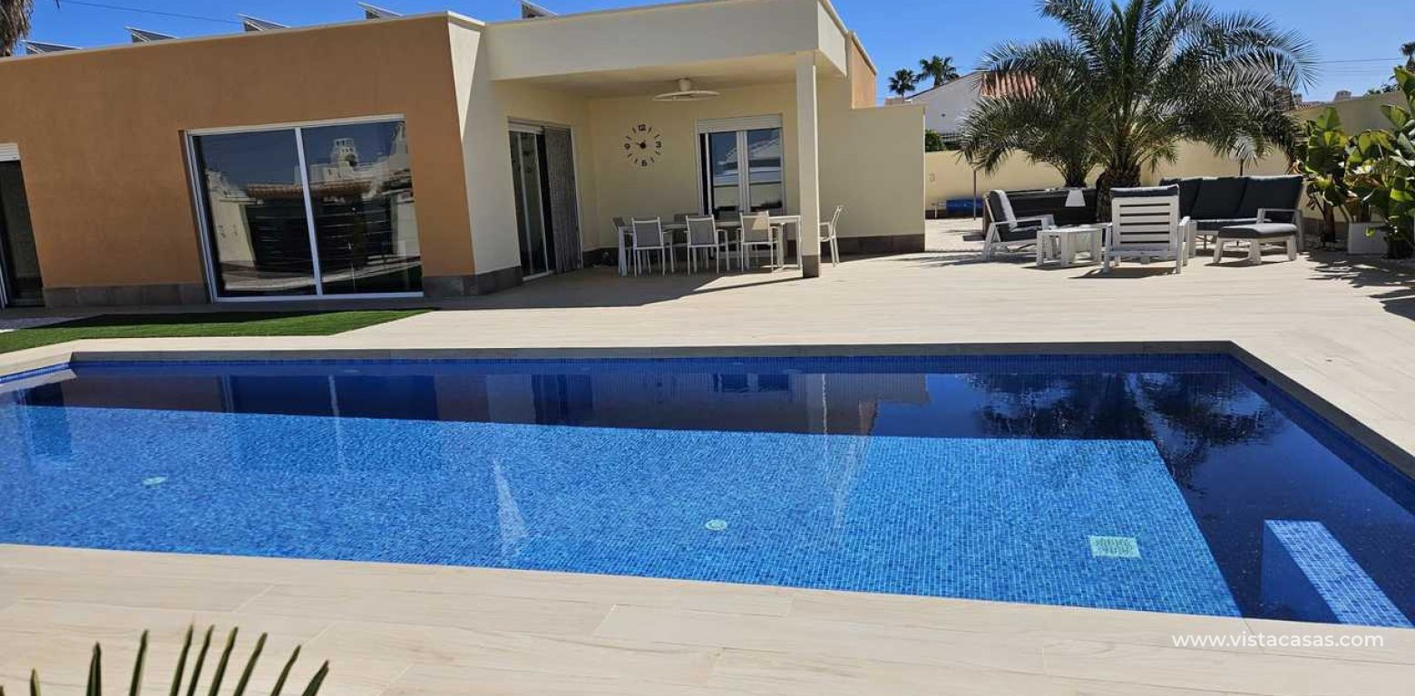 Resale - Villa - Torrevieja