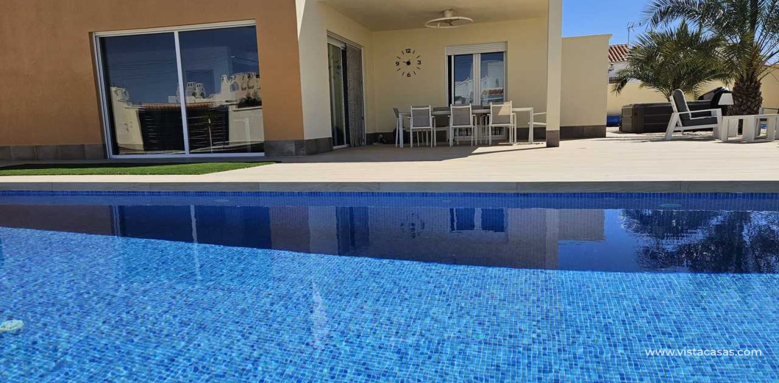 Resale - Villa - Torrevieja