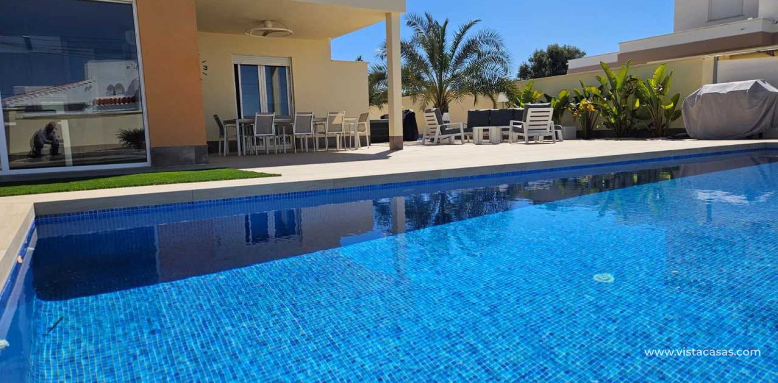 Resale - Villa - Torrevieja
