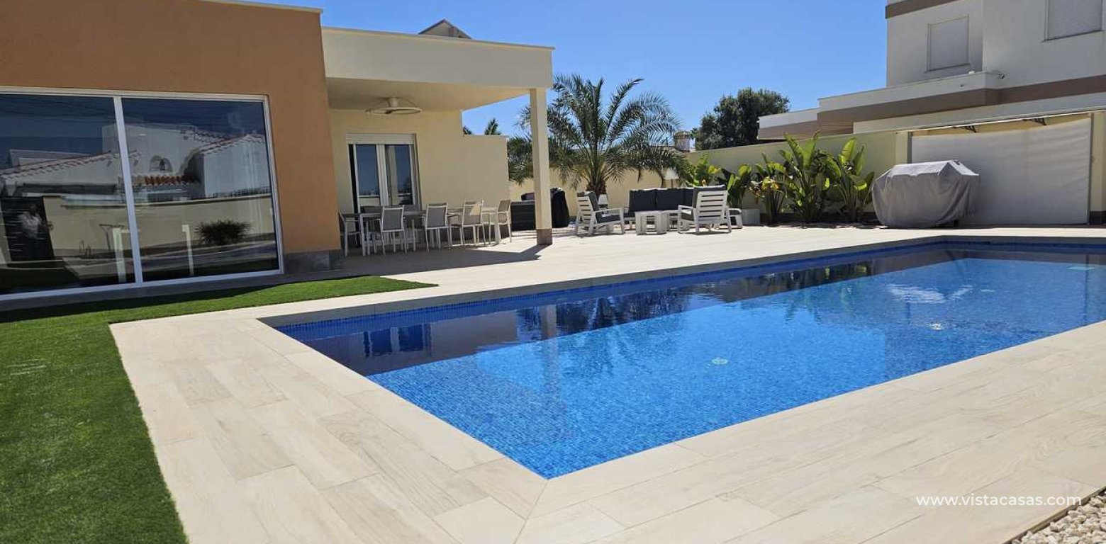 Resale - Villa - Torrevieja