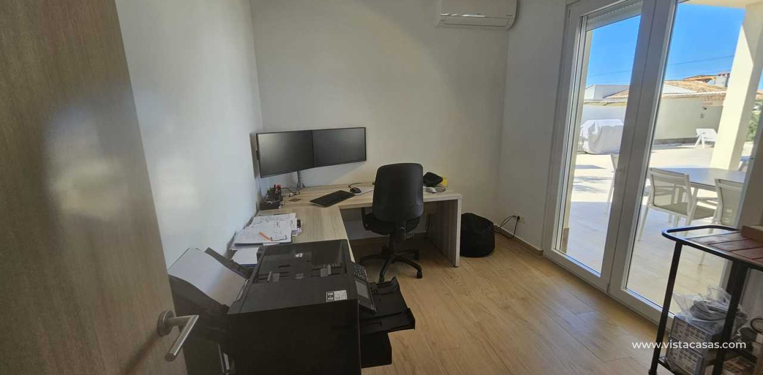 Resale - Villa - Torrevieja