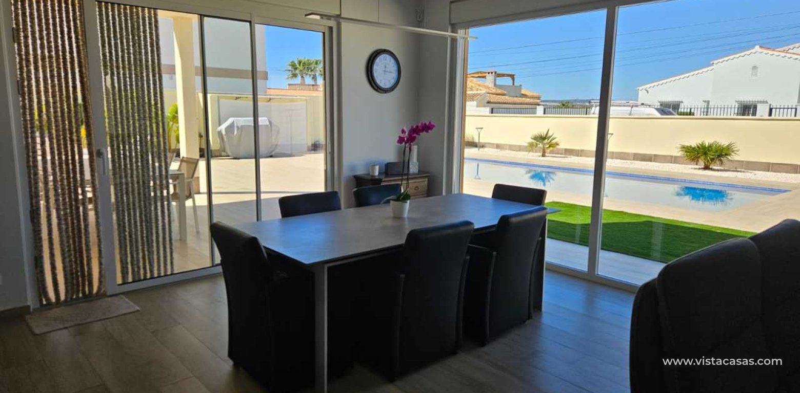 Resale - Villa - Torrevieja
