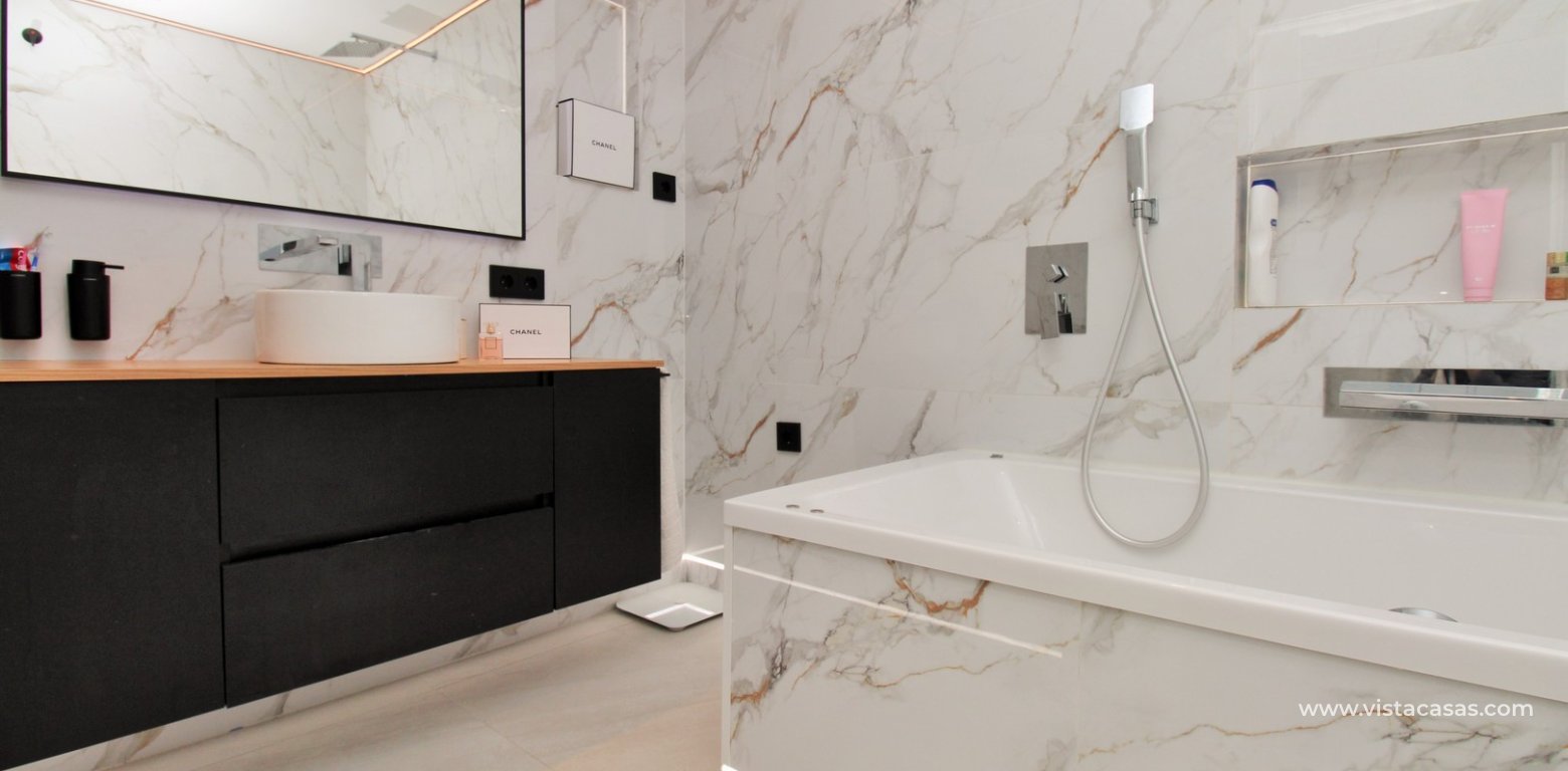 3 Bed Renovated Ground Floor Apartment in Torrevieja en-suite bathroom