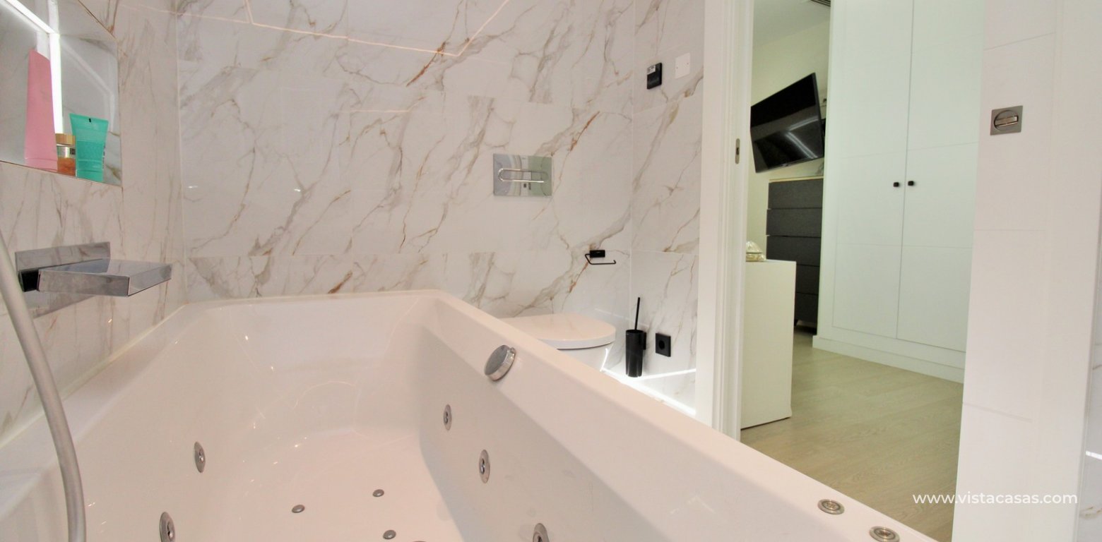 3 Bed Renovated Ground Floor Apartment in Torrevieja jacuzzi bath