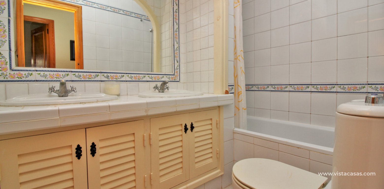 Ground floor apartment for sale in Valencias Villamartin bathroom