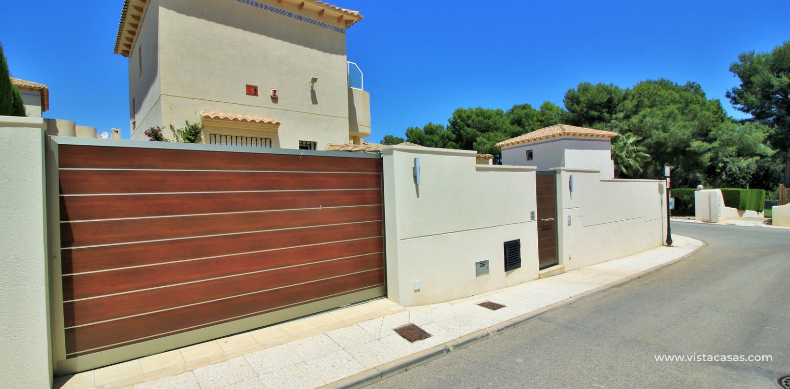 Detached villa for sale with private pool in Las Rambas golf gated driveway