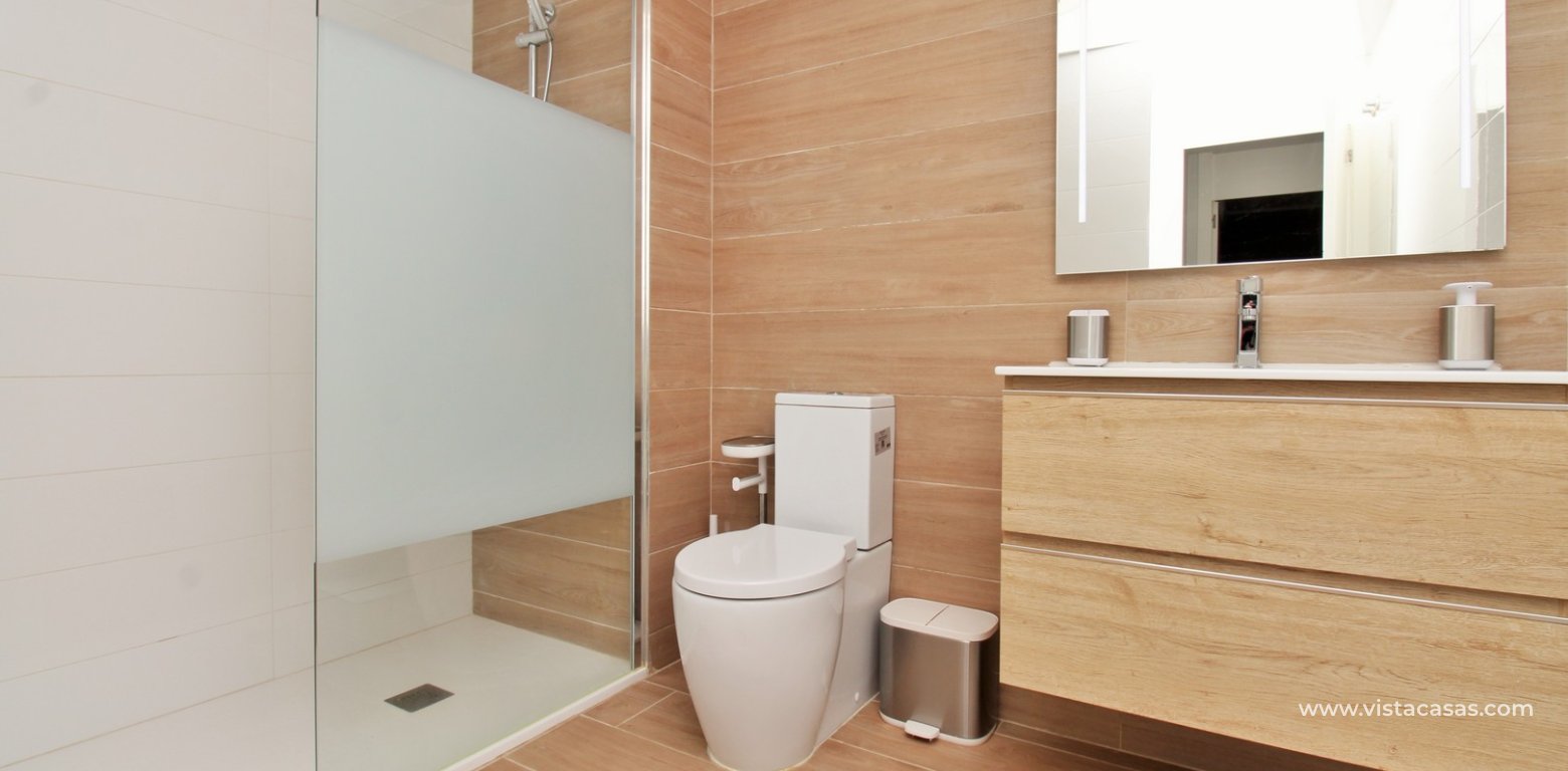 Modern 2 Bed Apartment For Sale in Palapa Golf Villamartin bathroom