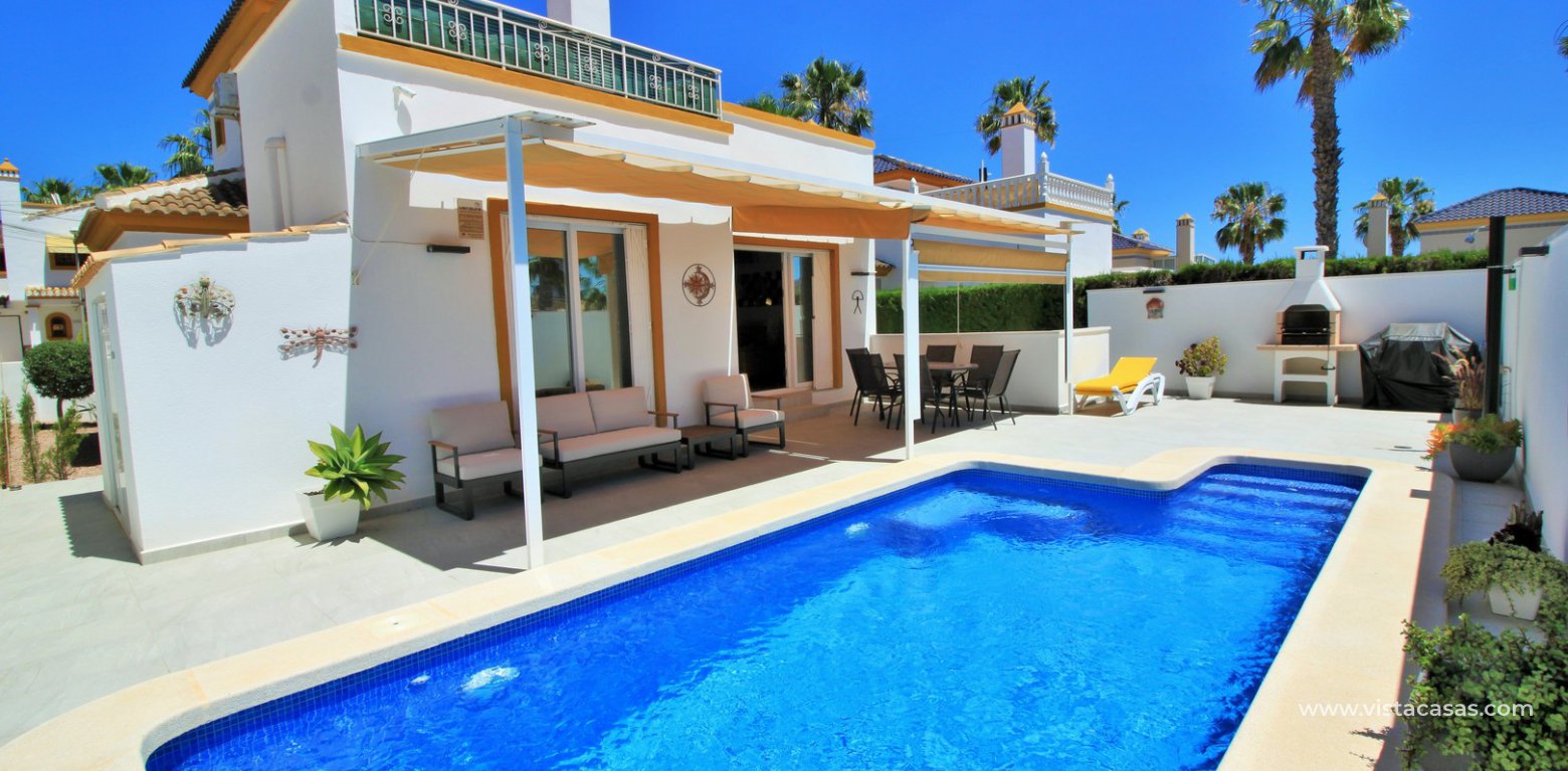 Detached villa with pool for sale in Villamartin