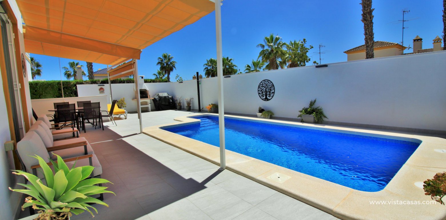 Detached villa with pool for sale in Villamartin south facing