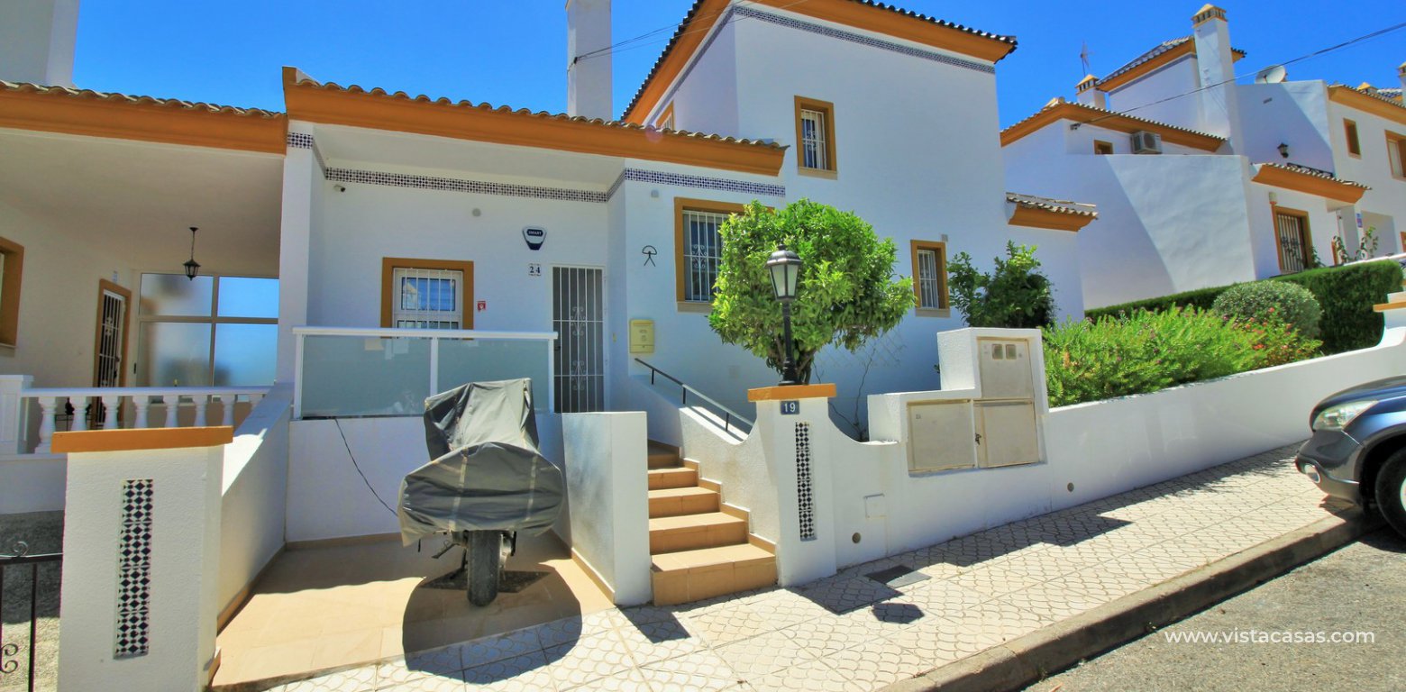 Detached villa with pool for sale in Villamartin exterior