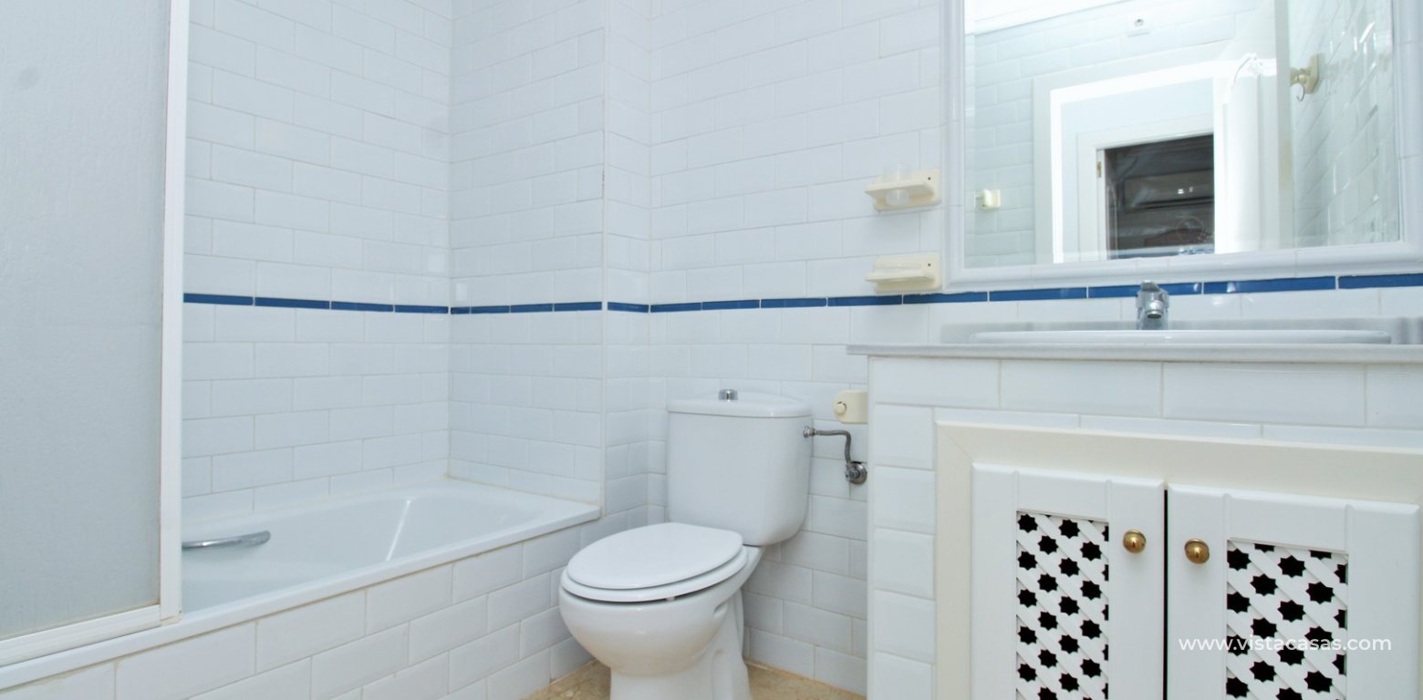 Ground Floor Apartment for sale in R9 Pau 8 Villamartin bathroom
