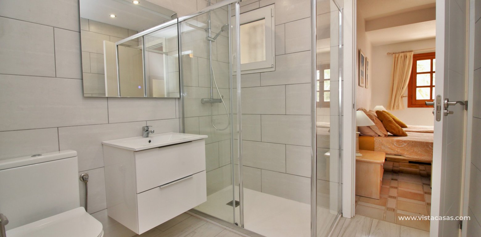 Apartment with tourist licence for sale in the Villamartin Plaza modern bathroom