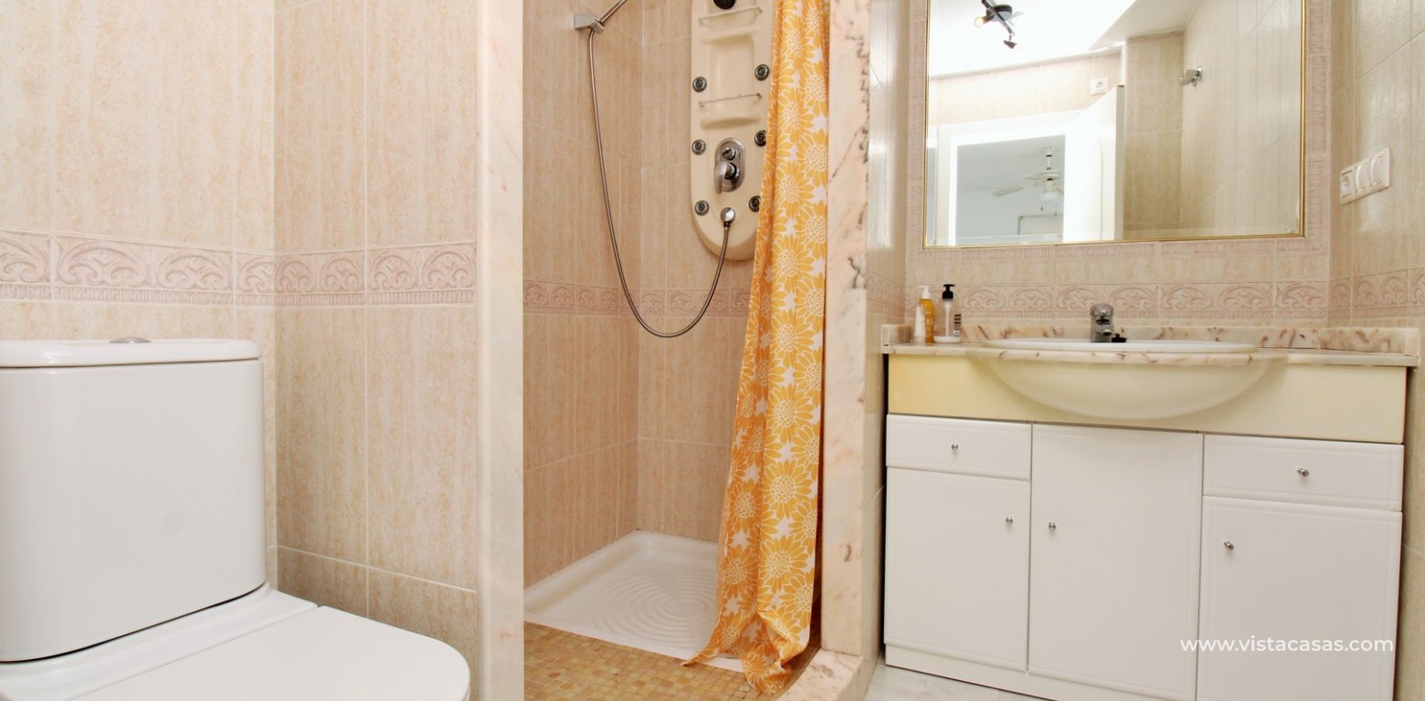 Ground floor apartment for sale in Miraflores V Pau 8 Villamartin en-suite bathroom