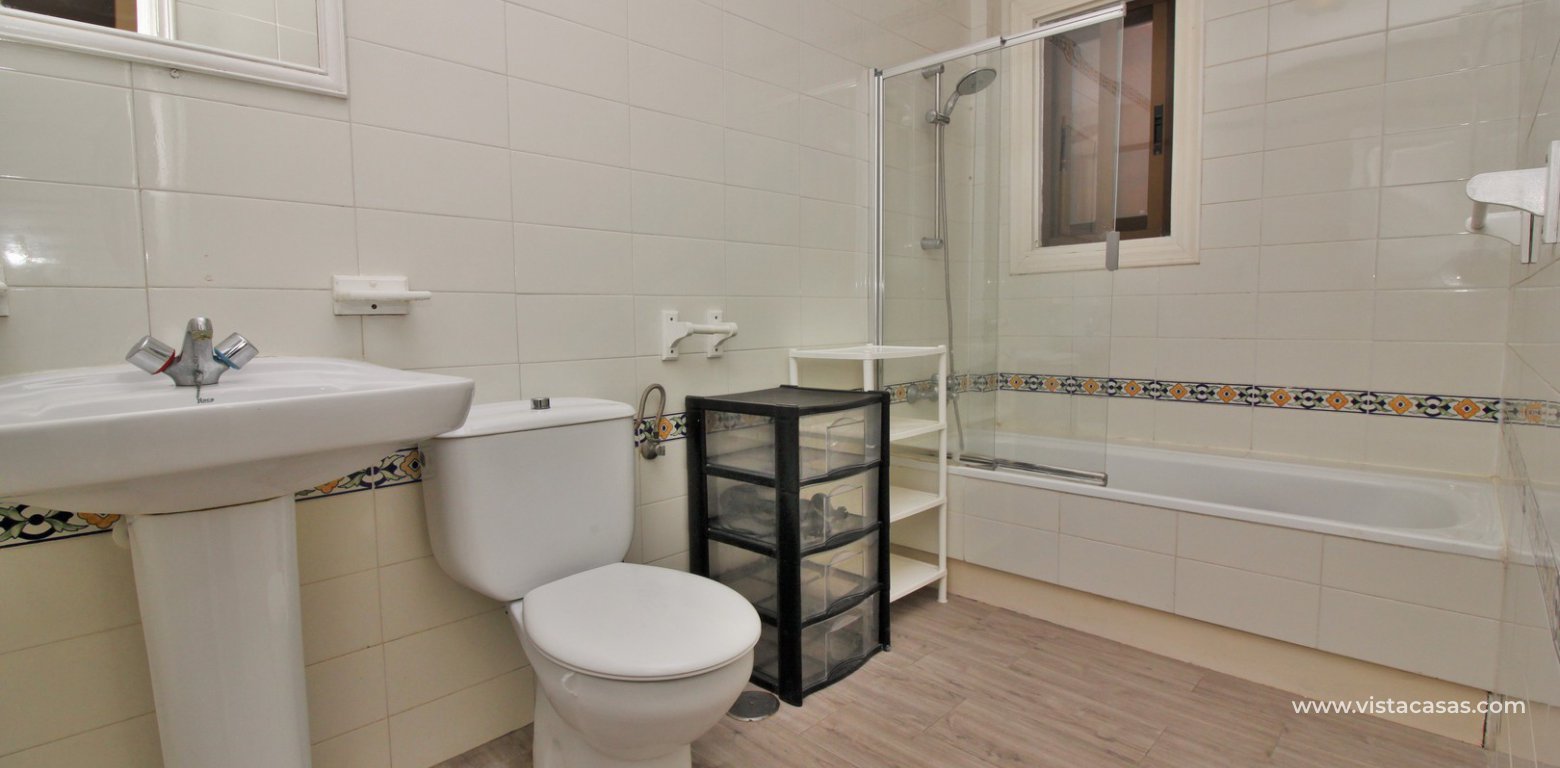 Apartment for sale with tourist licence in the Villamartin Plaza bathroom