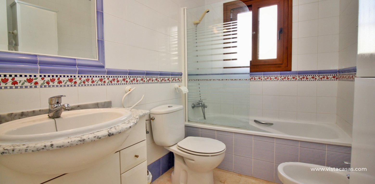 Bungalow for sale in Oporto Golf Pau 8 Villamartin bathroom