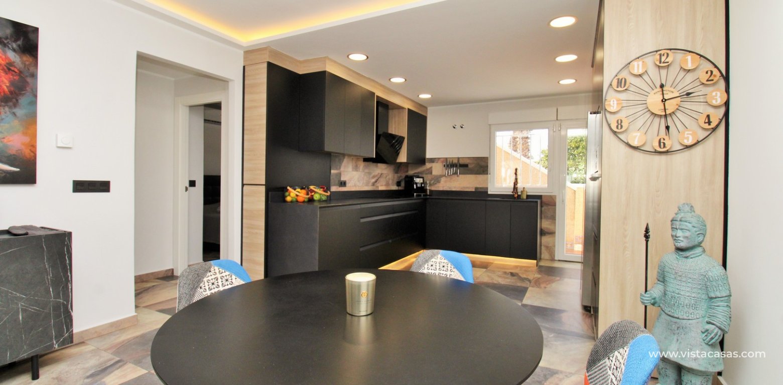 Fully renovated detached villa for sale in Las Violetas Villamartin diner