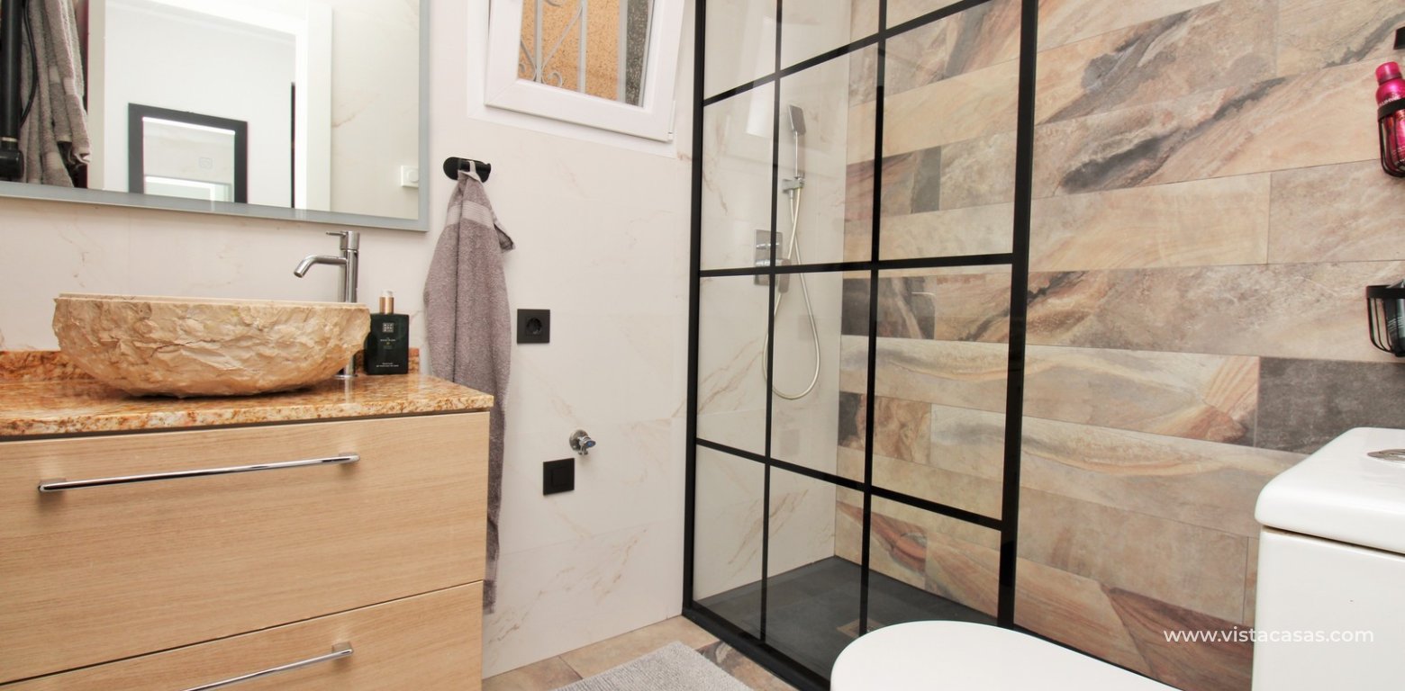 Fully renovated detached villa for sale in Las Violetas Villamartin bathroom