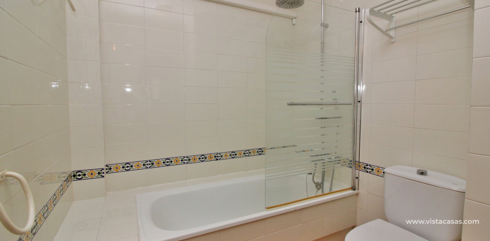 Apartment for sale with tourist licence in the Villamartin Plaza bathroom 2