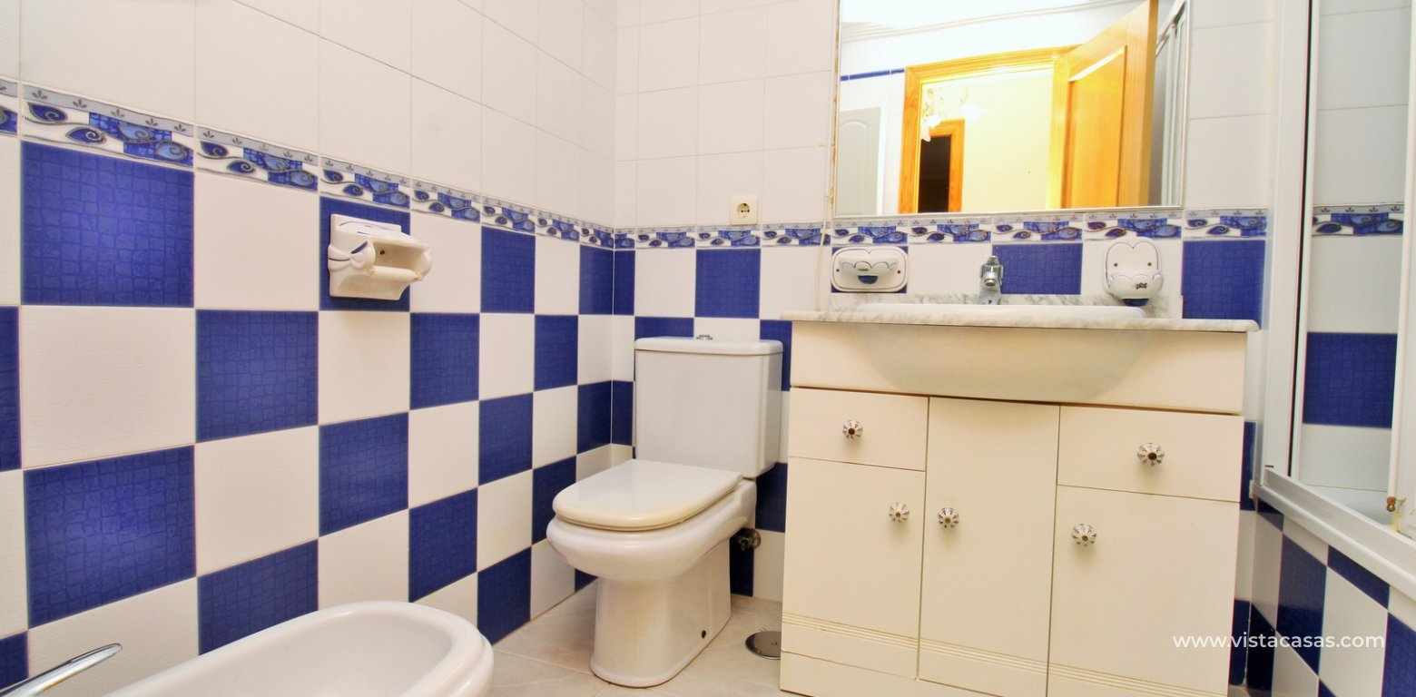 3 bedroom duplex apartment in Parque del Duque Playa Flamenca bathroom