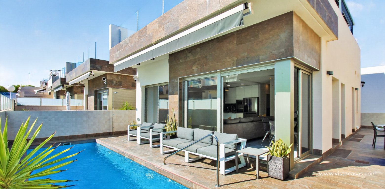 South-facing 4 bedroom villa for sale in Pink Paradise Villamartin