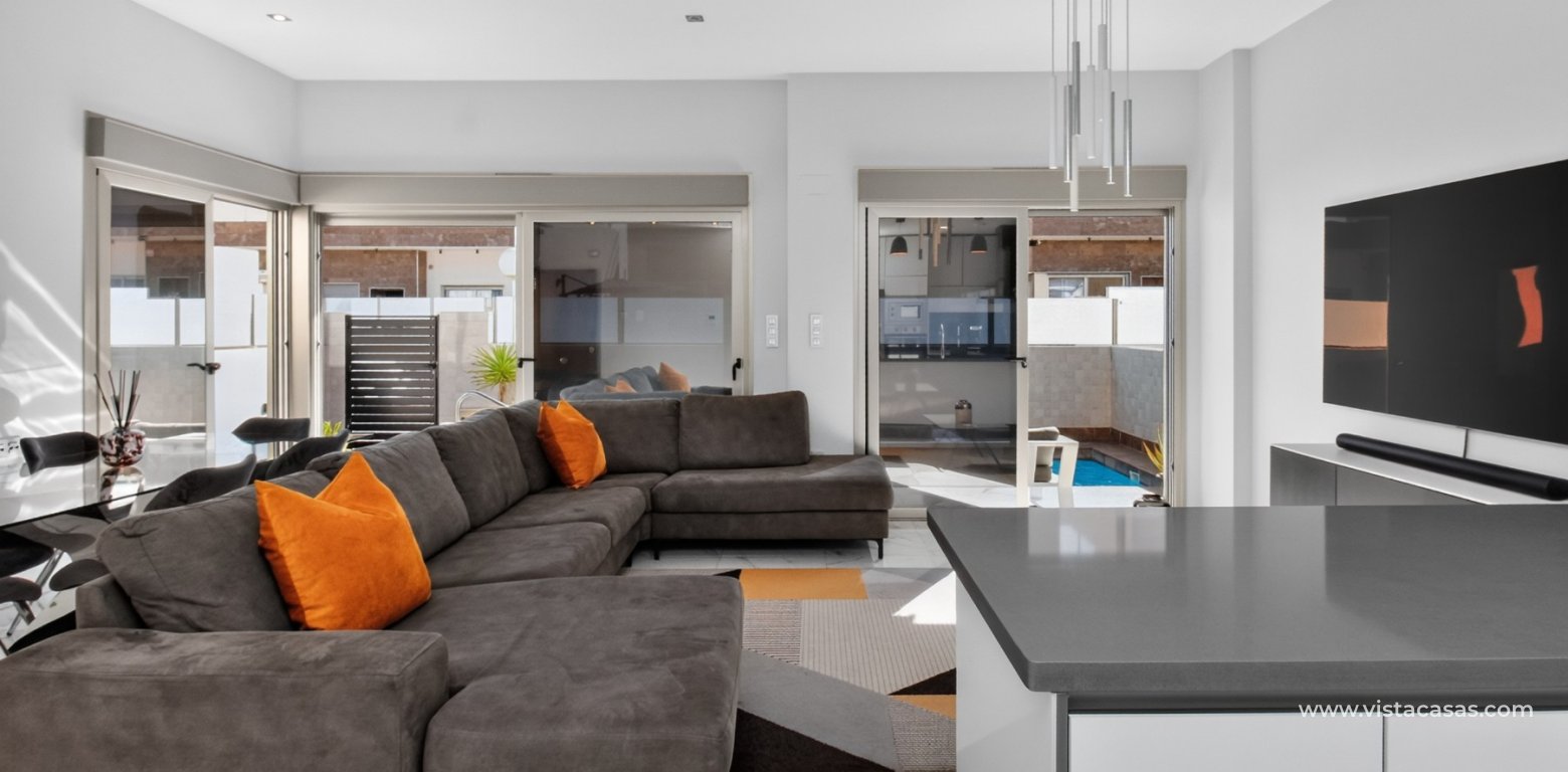 South-facing 4 bedroom villa for sale in Pink Paradise Villamartin living area