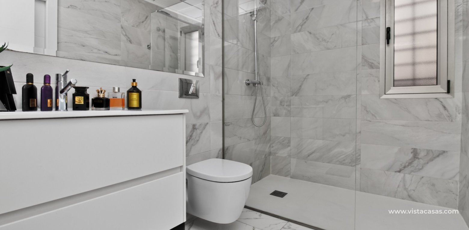 South-facing 4 bedroom villa for sale in Pink Paradise Villamartin bathroom