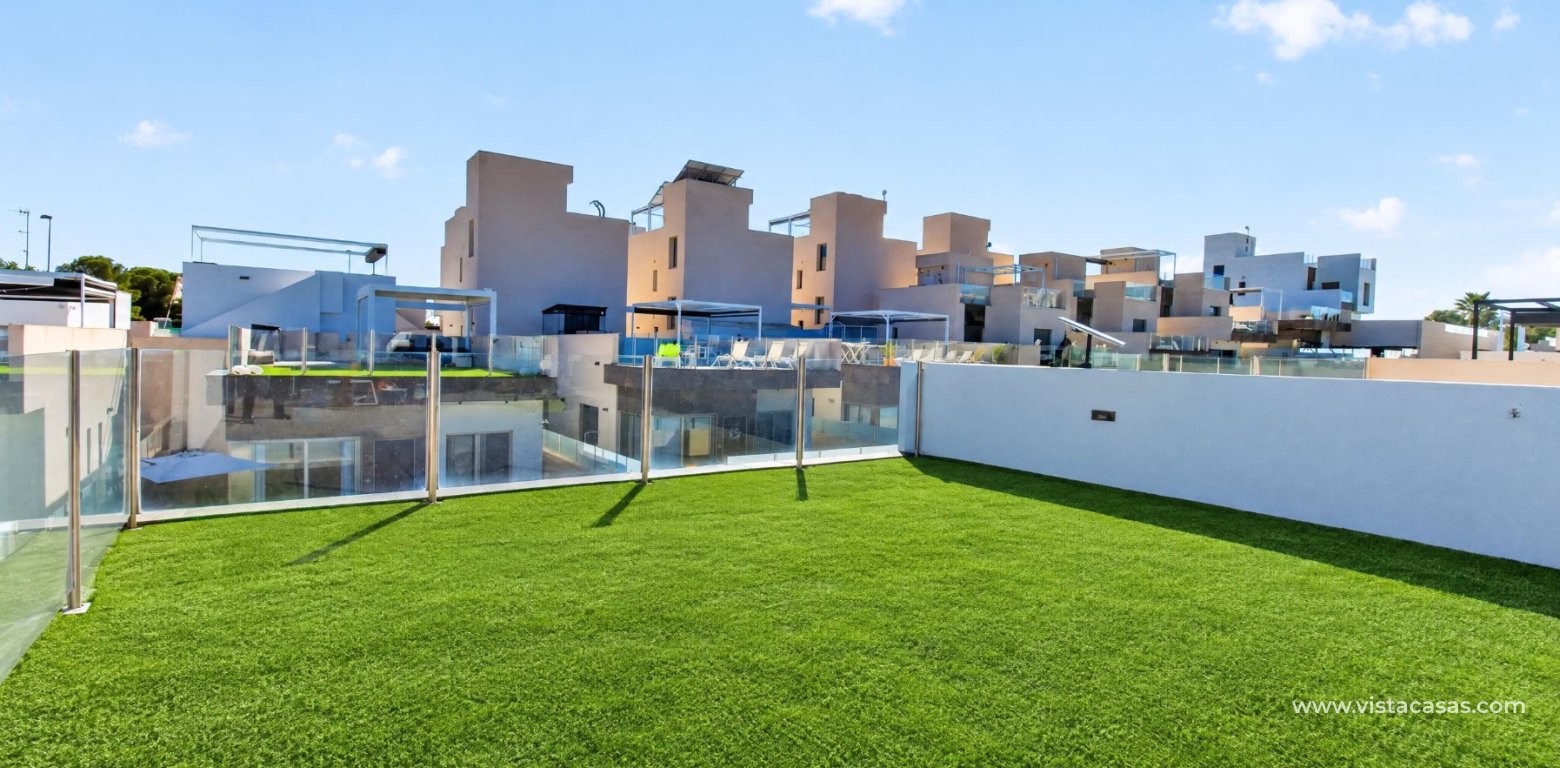 South-facing 4 bedroom villa for sale in Pink Paradise Villamartin solarium