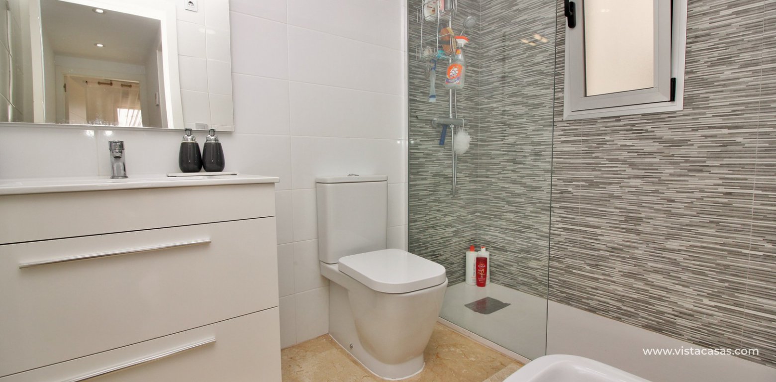 Apartment for sale Sungolf Beach Villamartin bathroom