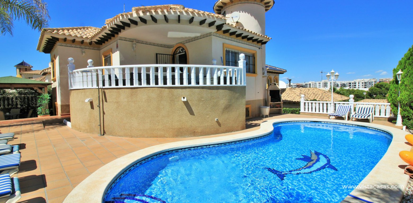 Detached villa for sale with private pool and tourist licence in Pinada Golf Villamartin
