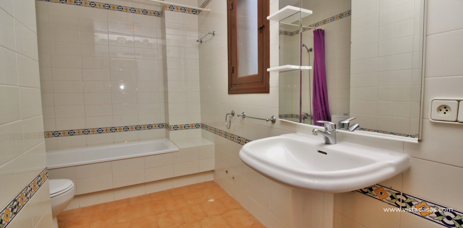 Apartment for sale with golf views and tourist licence Villamartin Plaza bathroom