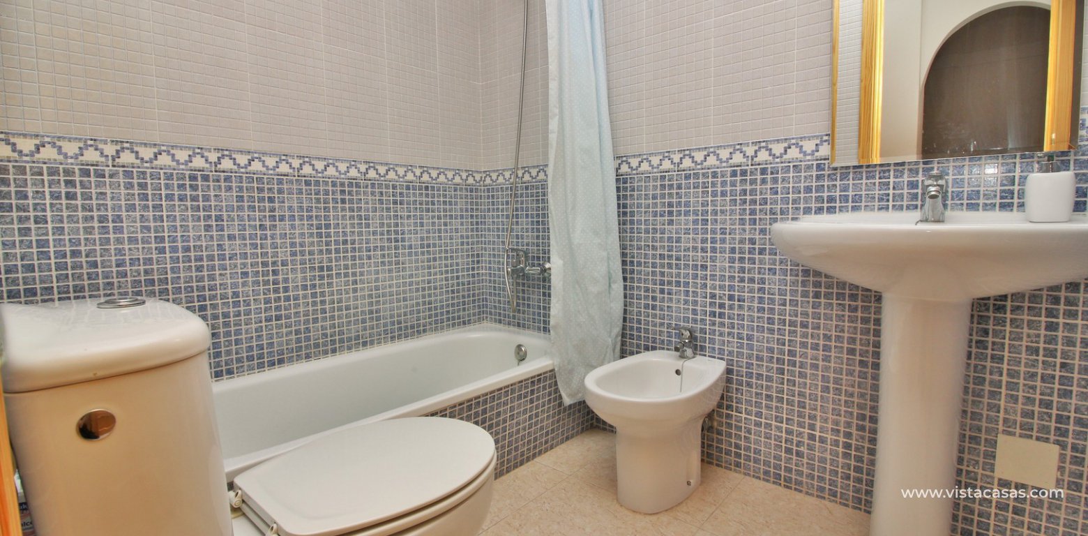 Apartment for sale Marbella Golf Villamartin bathroom