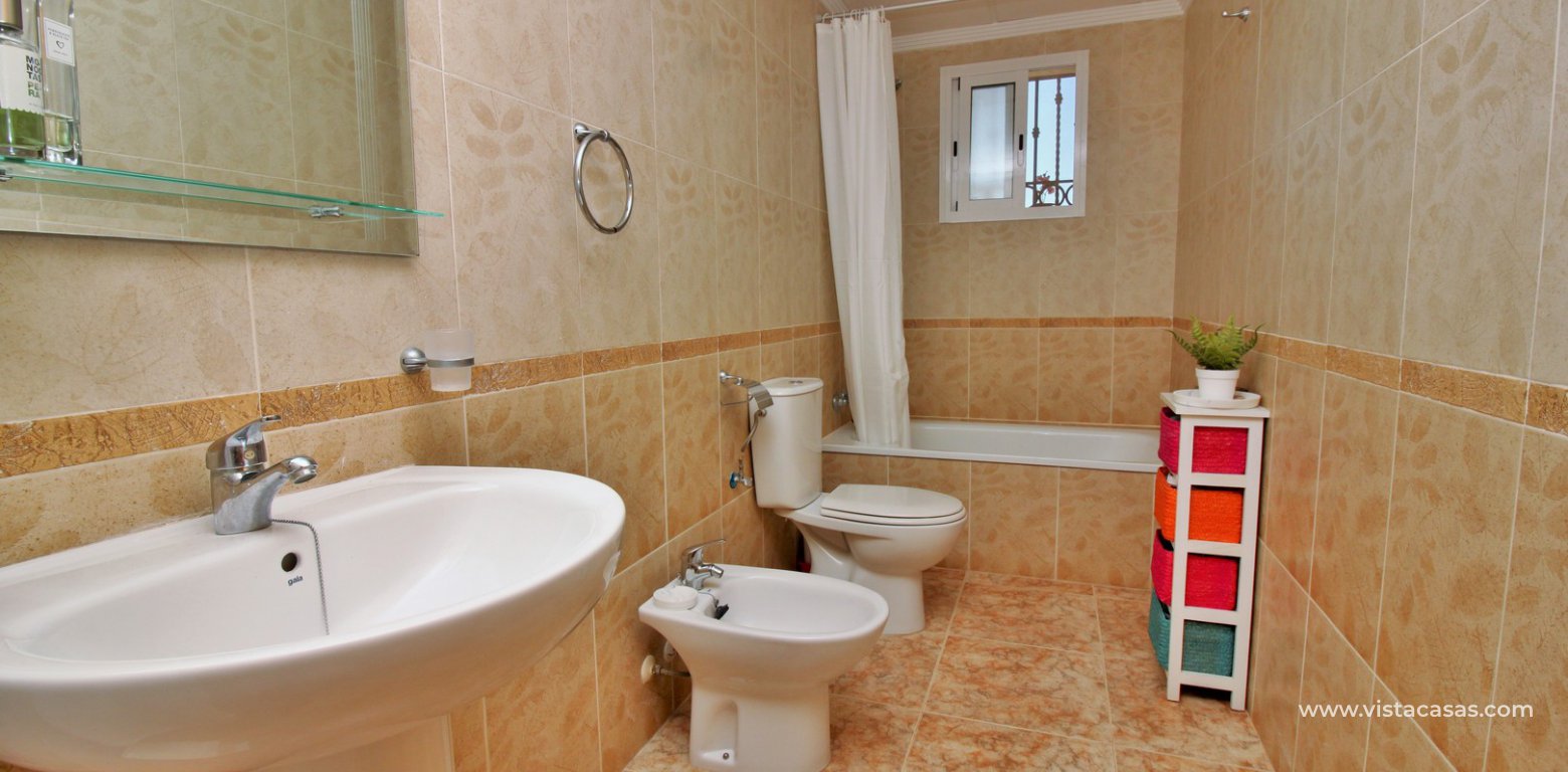 Townhouse for sale overlooking the pool R15 La Ciñuelica Punta Prima bathroom