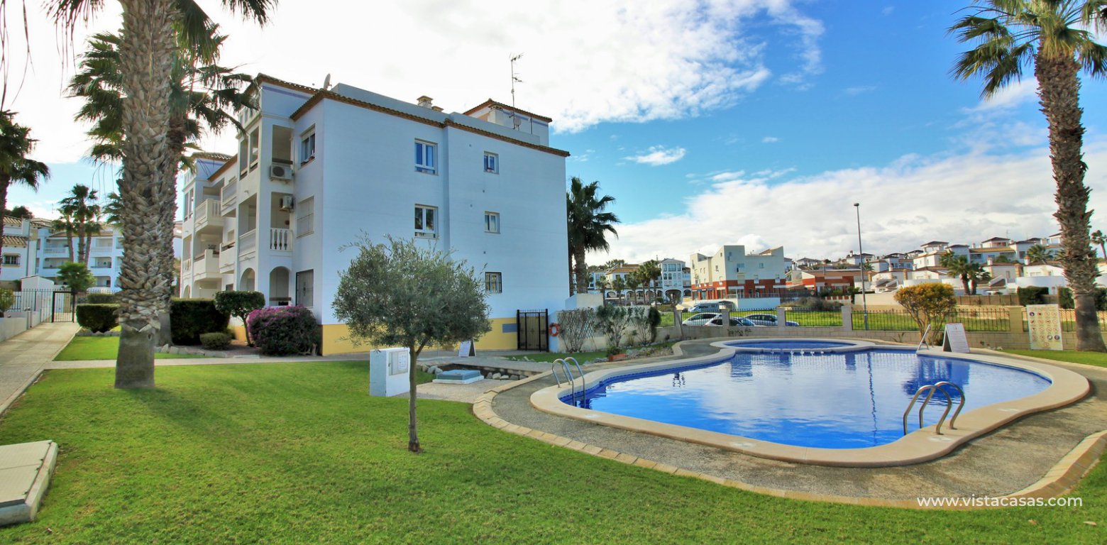Penthouse corner apartment for sale in R2 Las Violetas Villamartin pool 2